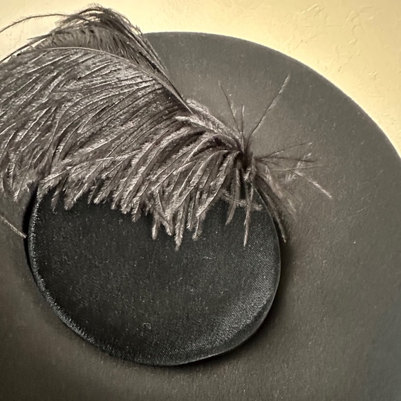 SHOWSTOPPER 1980s\' DESIGNER BLACK FELT CARTWHEEL HAT + LARGE OSTRICH FEATHER main image 5
